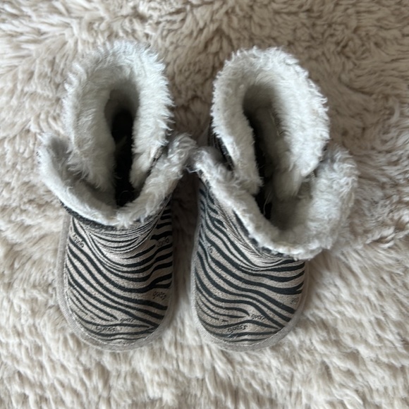 Guess baby shoes boots zebra layette size 3 EUC with original box - Picture 6 of 8